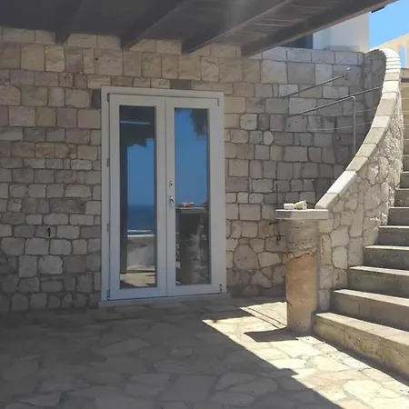 Felloniche On Seashore 카스트리냐노델카포