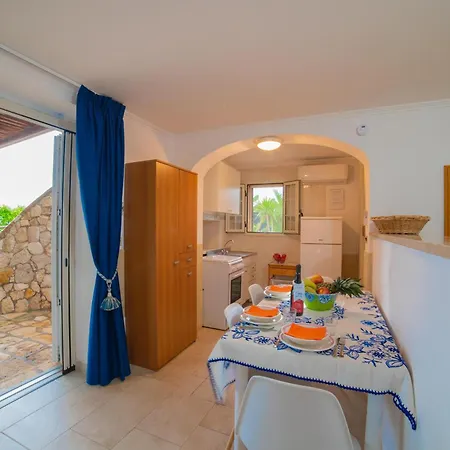 Felloniche On Seashore * 카스트리냐노델카포