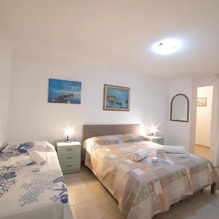 Felloniche On Seashore * 카스트리냐노델카포