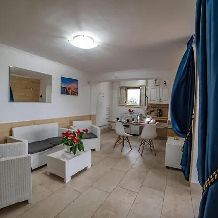 Felloniche On Seashore *