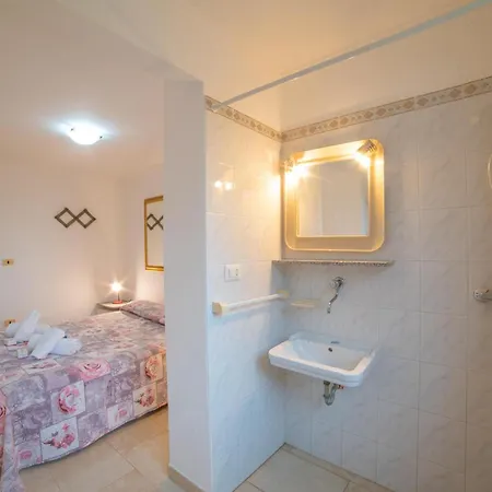 Felloniche On Seashore