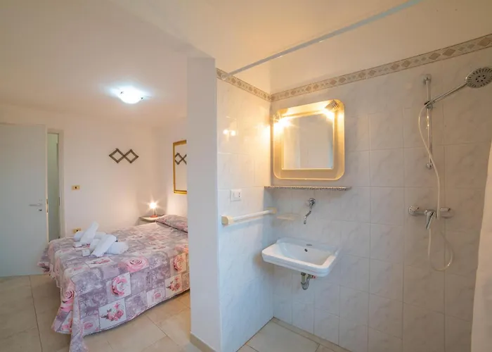 Felloniche On Seashore